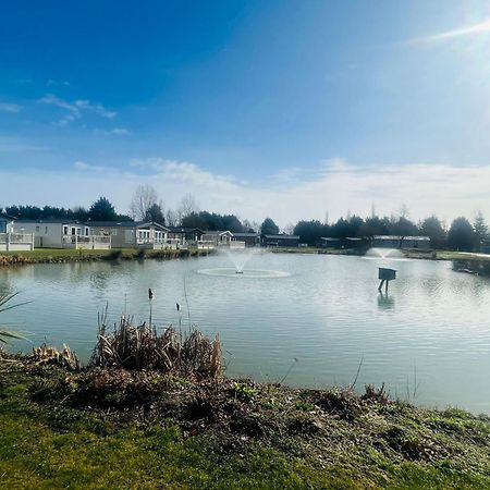 Lakeside Escape With Hot Tub ヨーク エクステリア 写真