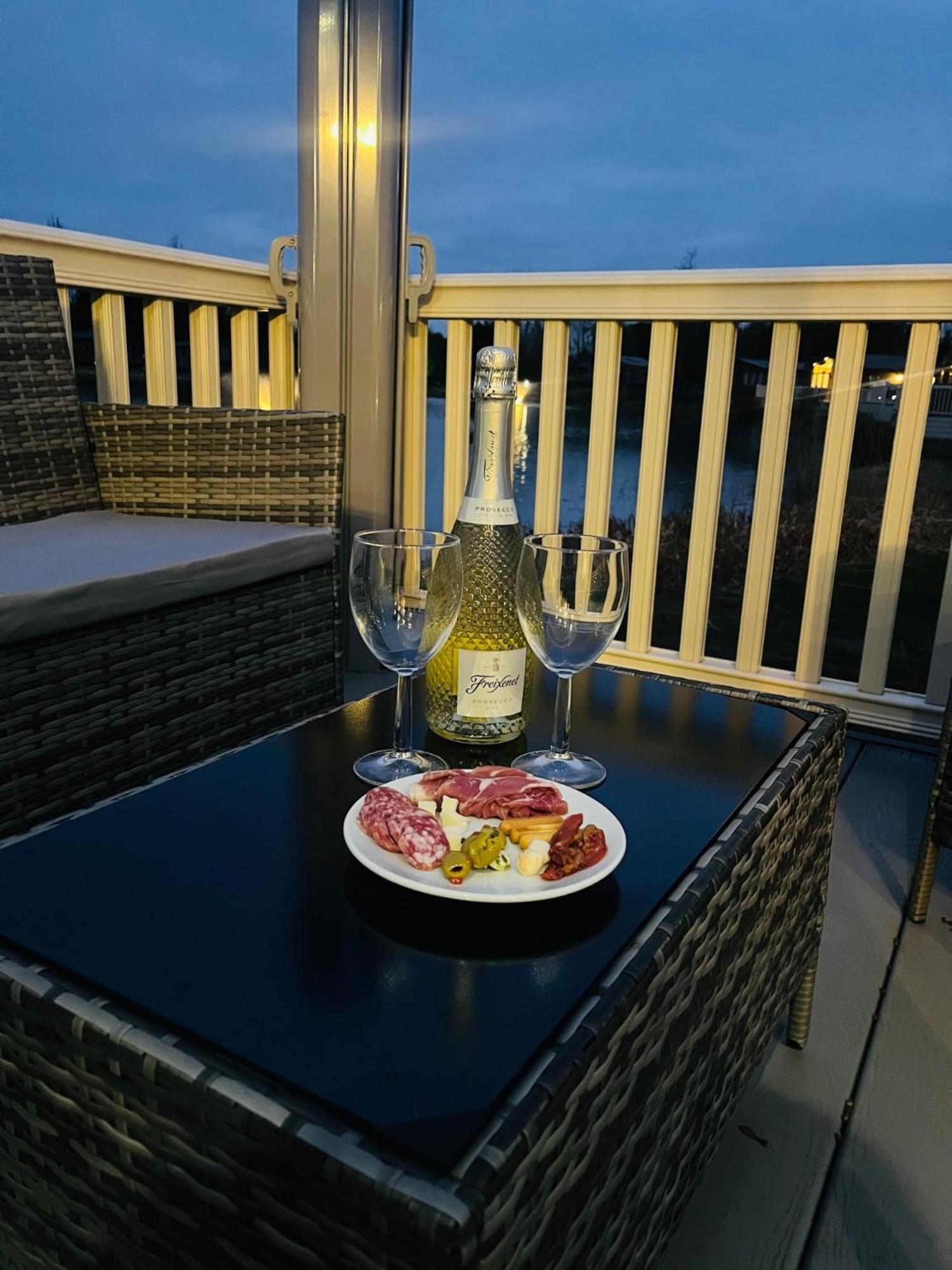 Lakeside Escape With Hot Tub ヨーク エクステリア 写真