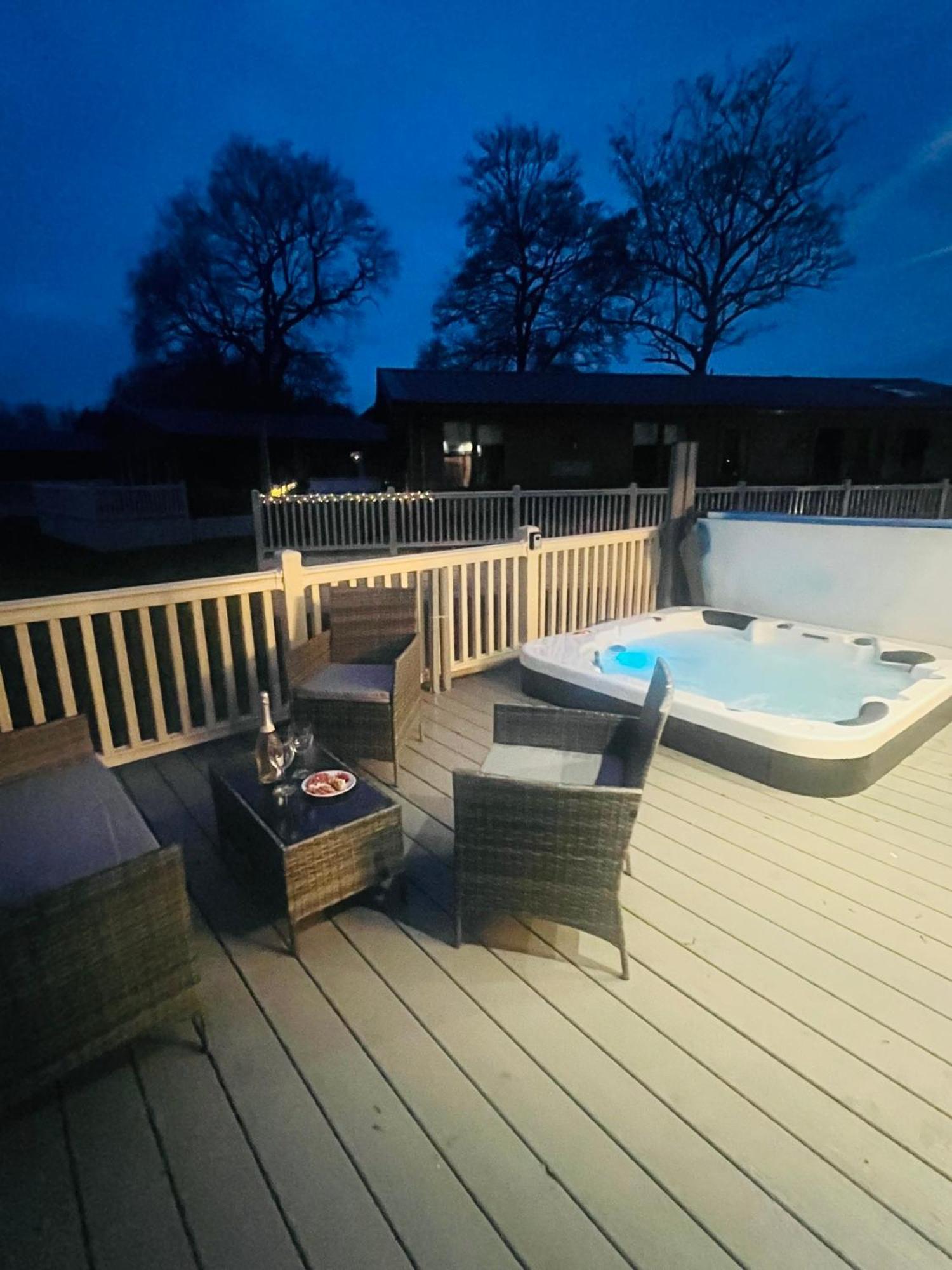 Lakeside Escape With Hot Tub ヨーク エクステリア 写真